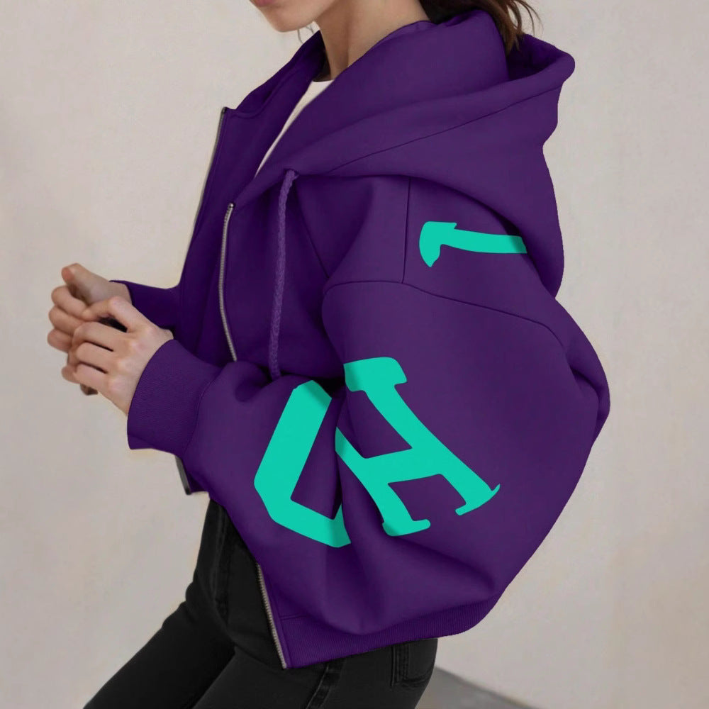Sudadera casual con cremallera y mangas largas estampada, estilo relajado y moderno.