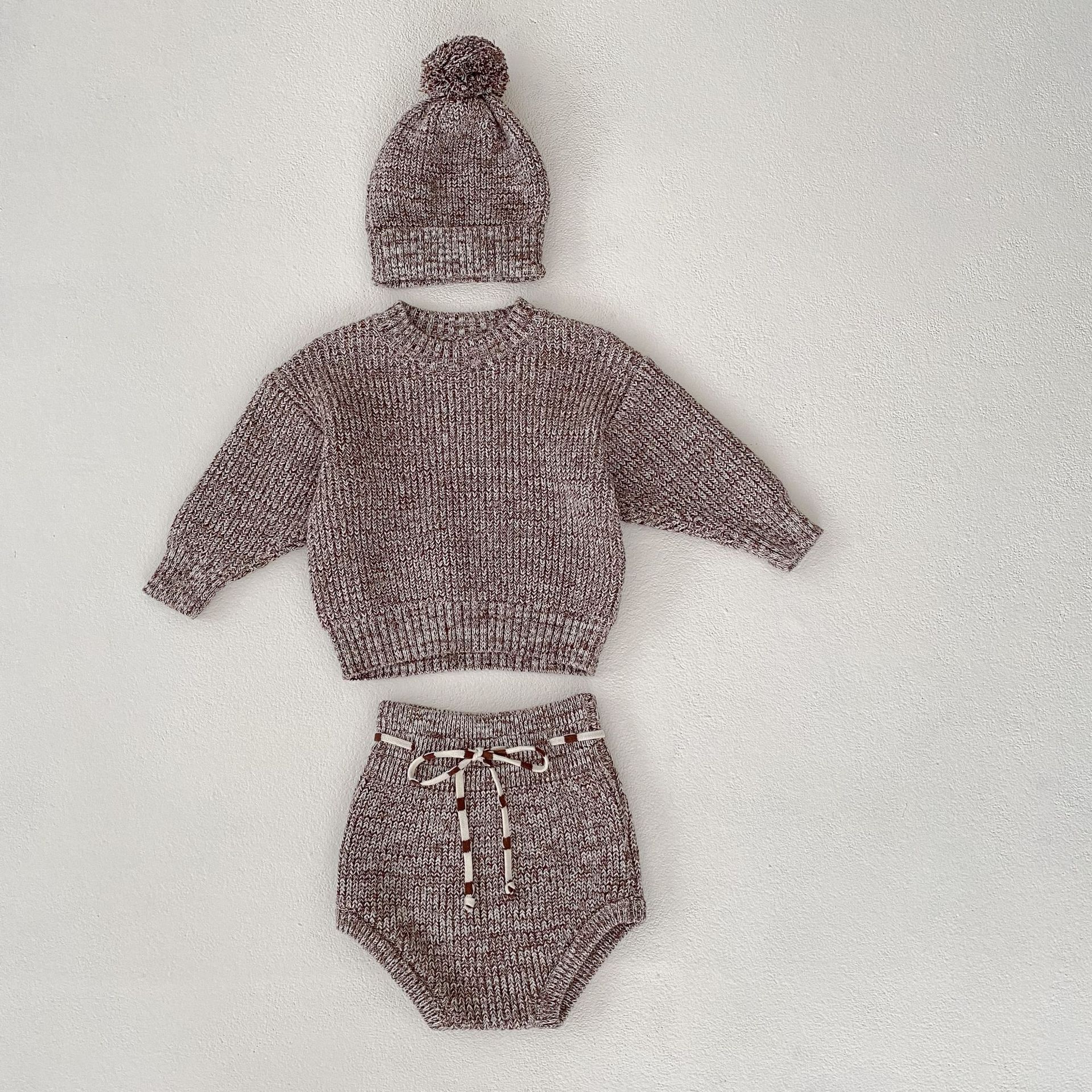 Kit bébé fille douillet : pull patchwork coloré épais, pantalon et chapeau boule en maille douce.