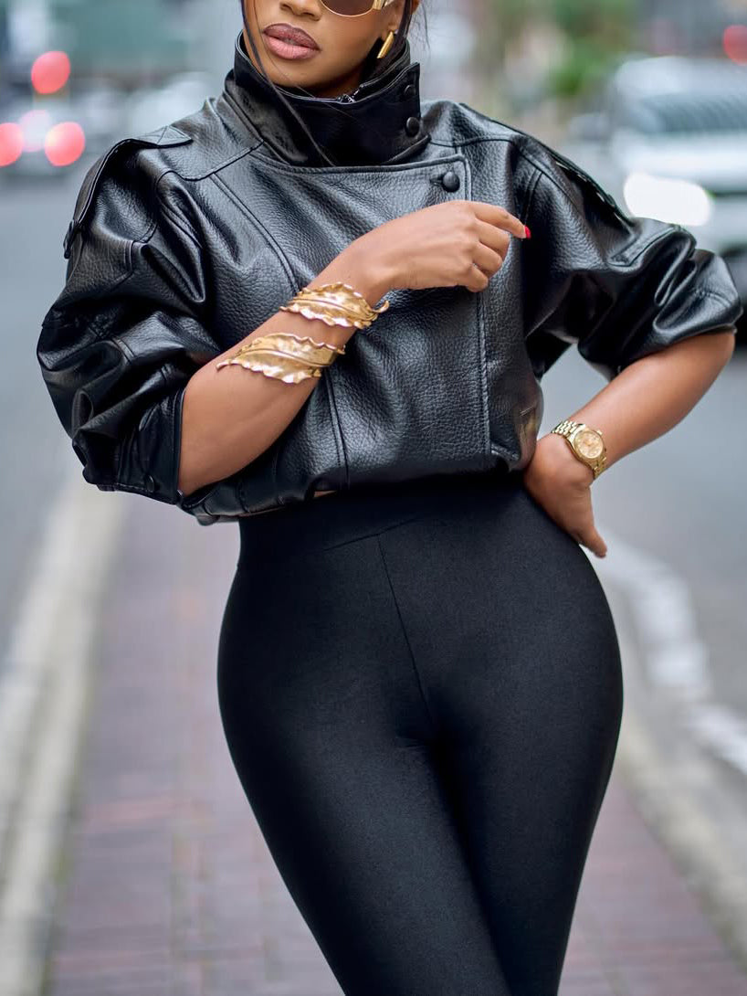 Veste courte élégante en cuir grain litchi noir – col montant, manches bouffantes