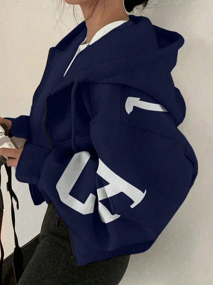 Sudadera casual con cremallera y mangas largas estampada, estilo relajado y moderno.