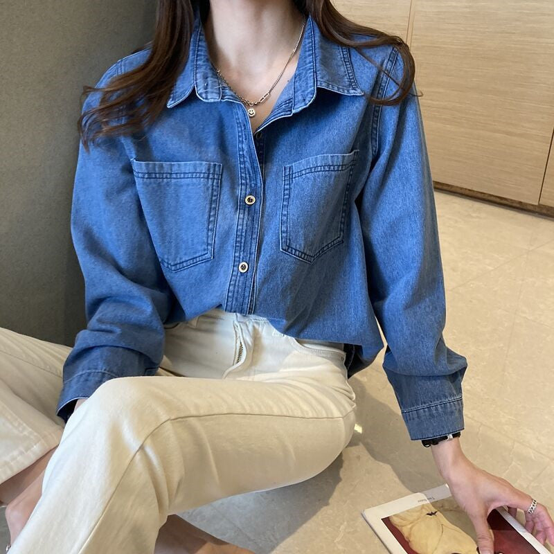 Chemise denim bleu foncé vintage style Hong Kong, épaules droites douces.