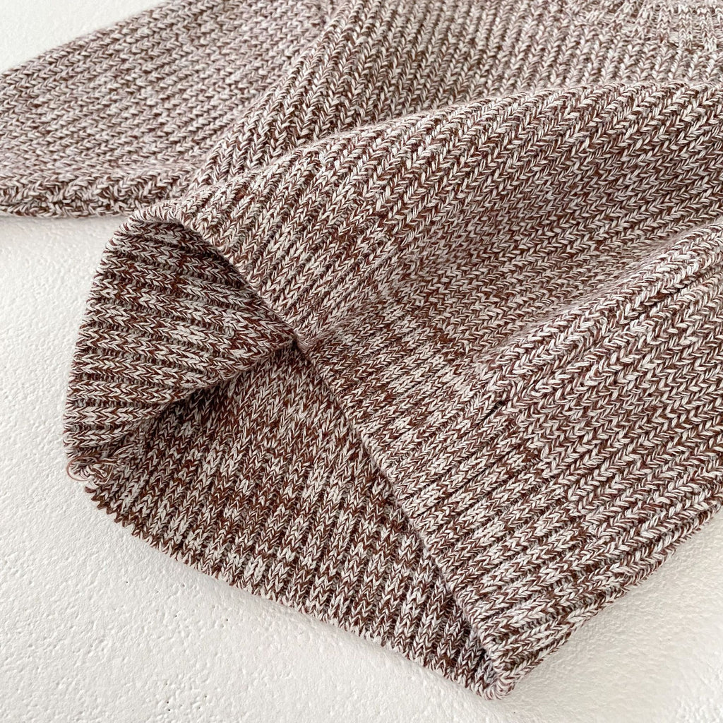 Kit bébé fille douillet : pull patchwork coloré épais, pantalon et chapeau boule en maille douce.