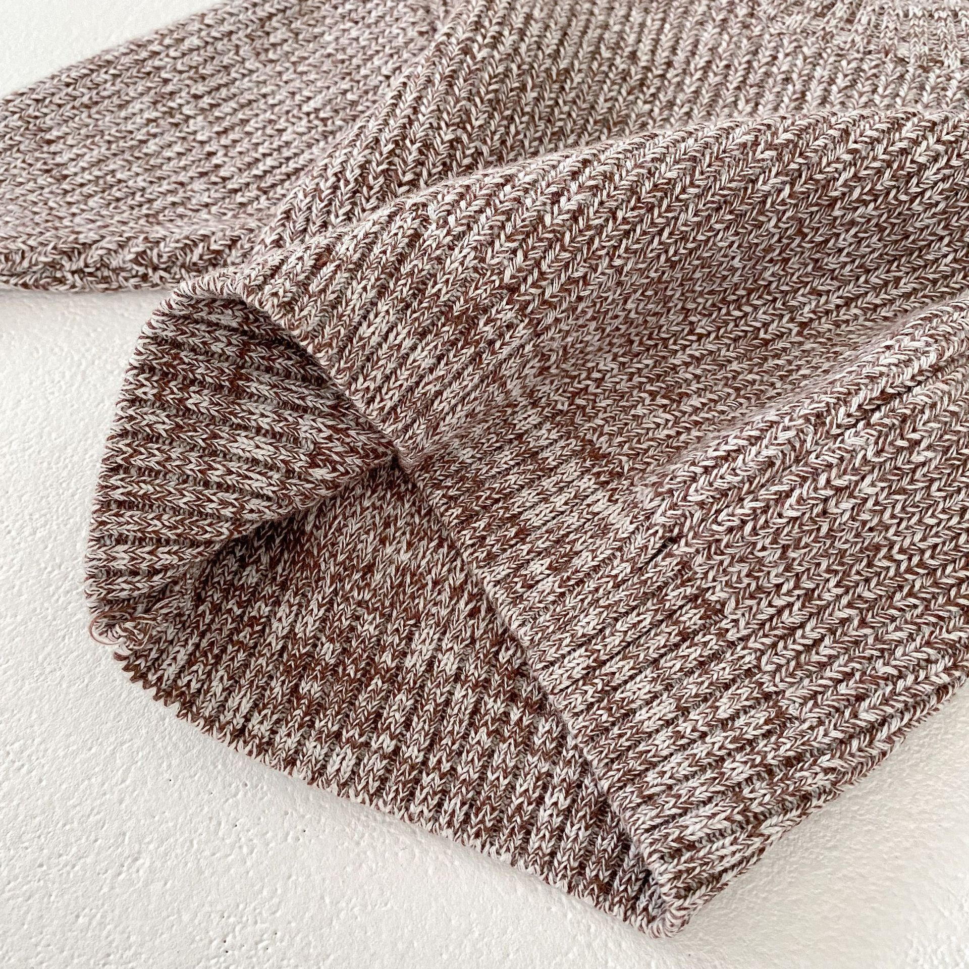 Kit bébé fille douillet : pull patchwork coloré épais, pantalon et chapeau boule en maille douce.