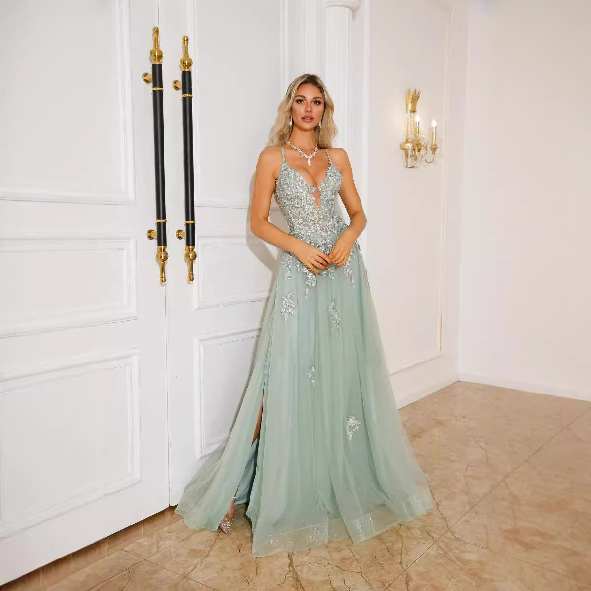Robe de soirée longue à bretelles – style élégant, laçage et manches princesse