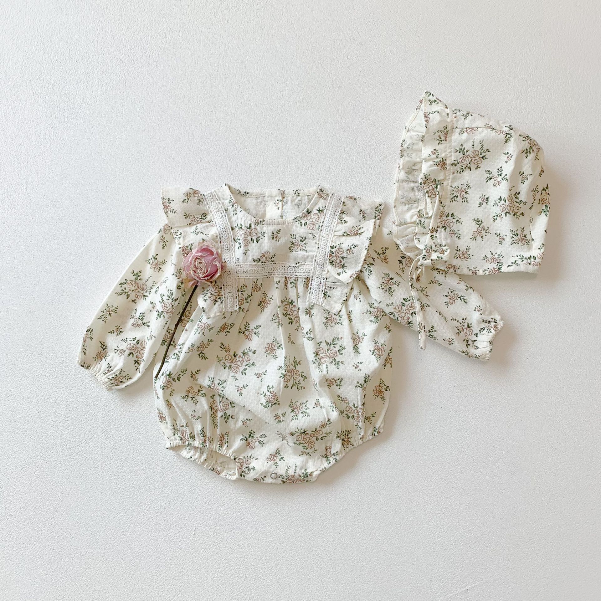 Grenouillère bébé fille à manches longues fleurie blanche – coton, avec bonnet