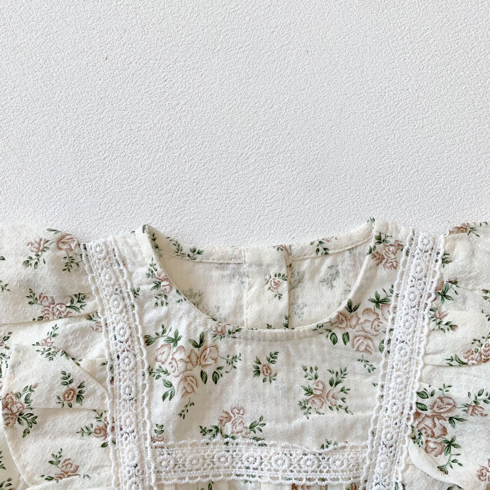 Grenouillère bébé fille à manches longues fleurie blanche – coton, avec bonnet