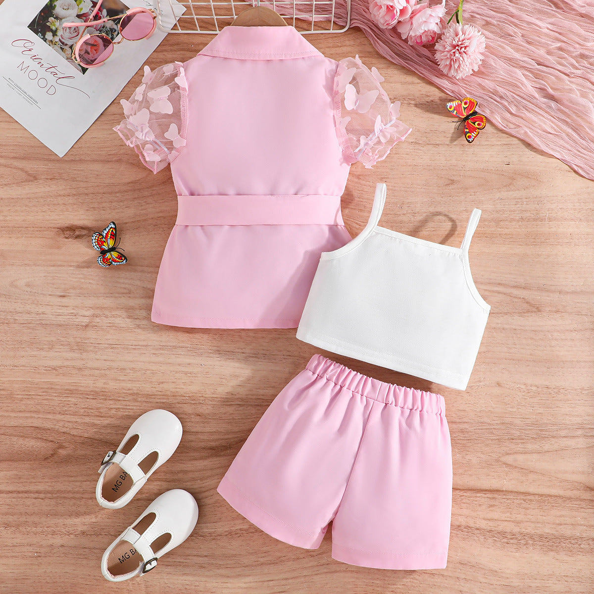 Ensemble trois pièces pour fille : haut, barboteuse, pantalon.