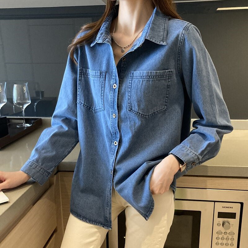 Chemise denim bleu foncé vintage style Hong Kong, épaules droites douces.